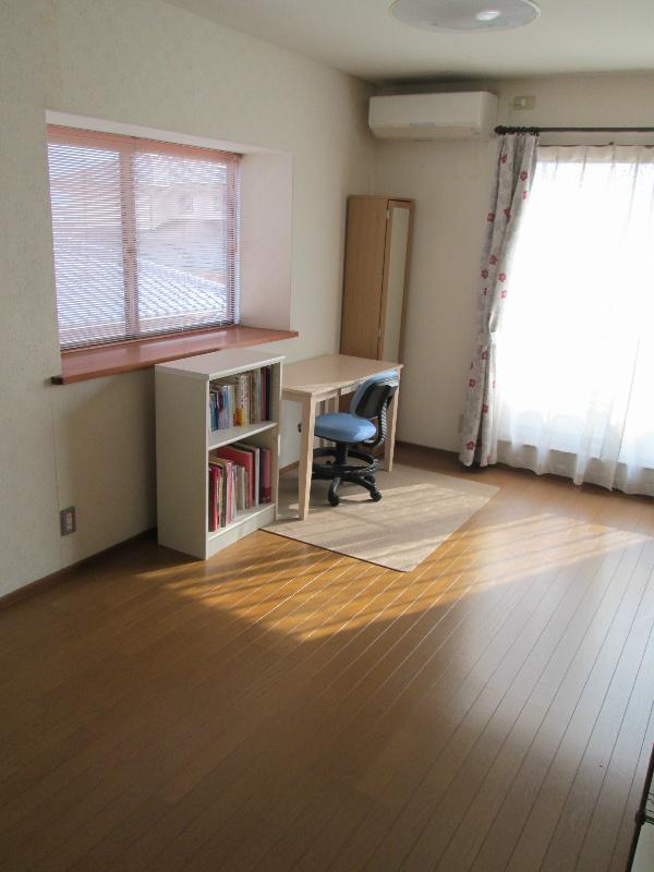 Non-living room. Second floor Western-style is possible partition.
