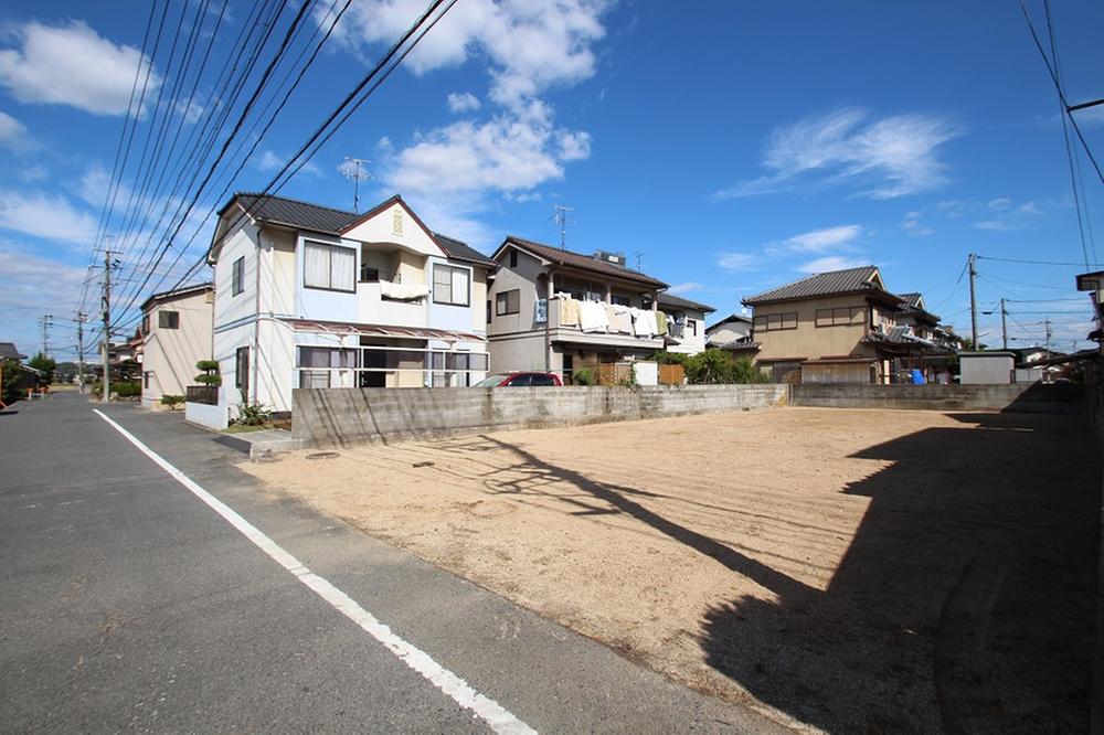 Local photos, including front road. Local (11 May 2013) Shooting