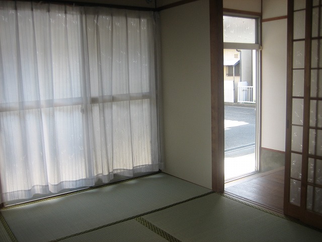 Living and room. South-facing Japanese-style room