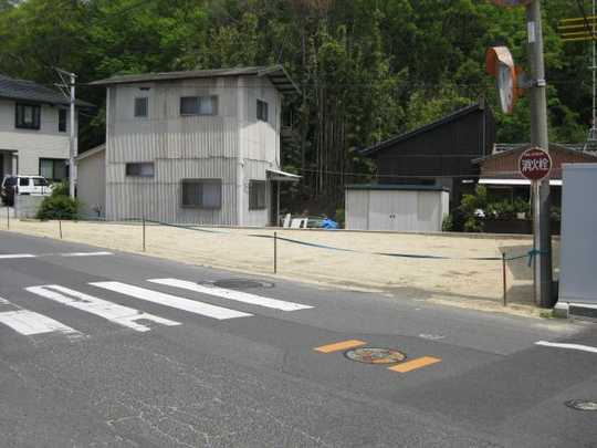 Local photos, including front road. Local land photo