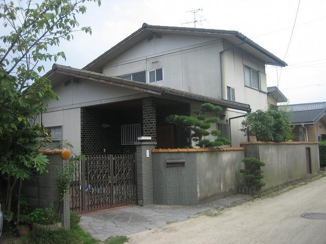 Local appearance photo. Entrance to the building northwest