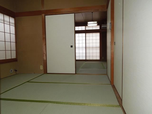 Non-living room. Japanese-style room 6 tatami, 4.5 tatami Tsuzukiai It was instead stuck bran tatami