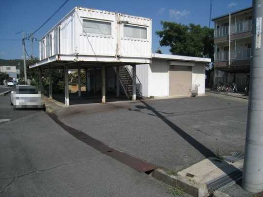 Local land photo. Shooting from the west sidewalk
