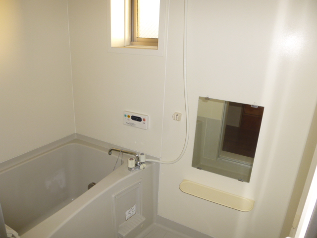 Bath. Comes with windows and mirrors (* ^ _ ^ *)