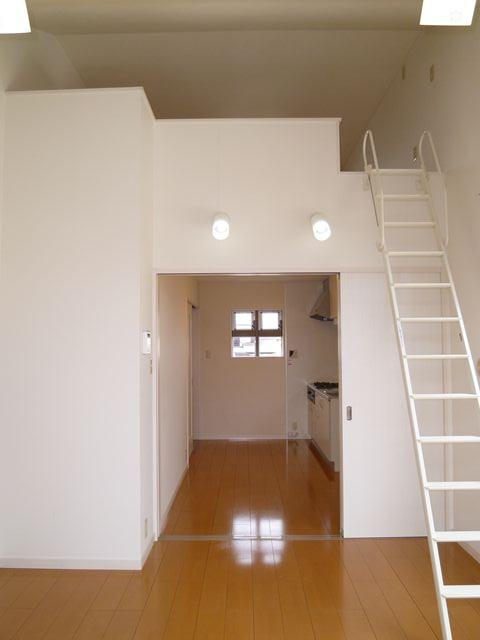 Living and room. 2F is a Western-style! With loft !!