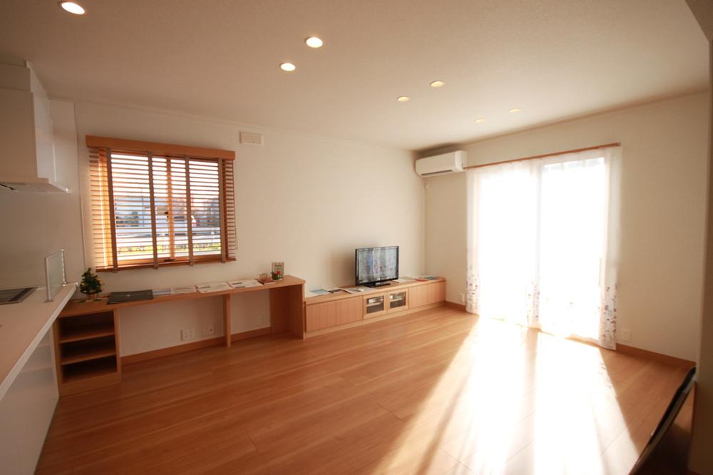 Living. Soot in the built-in counters and the TV board. Natural wood grain is beautiful flooring.