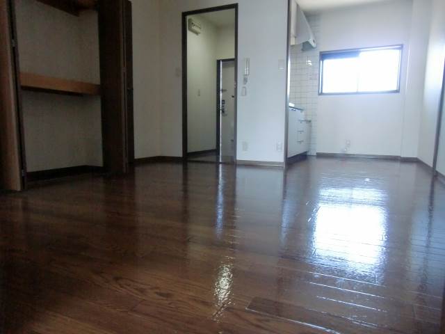 Living and room. window ・ Large living room that housed also with ☆