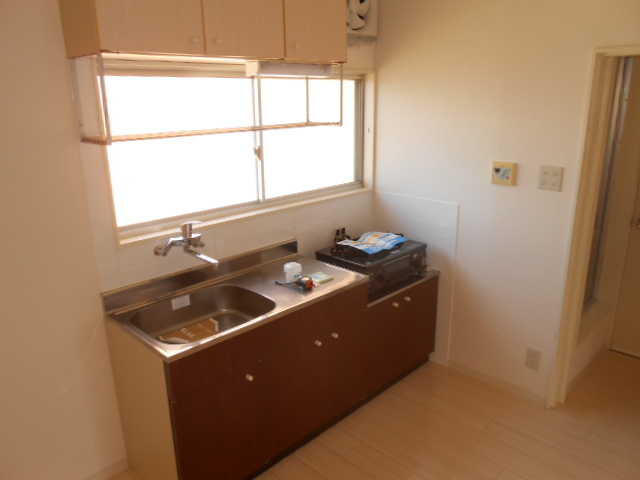 Kitchen. It is with gas stove! Faucet is a single lever!