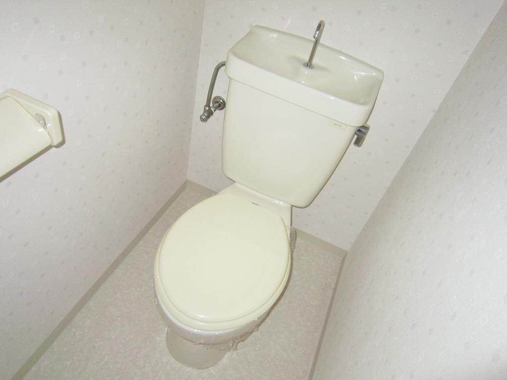 Toilet. (O⌒∇⌒o) (o⌒∇⌒o)