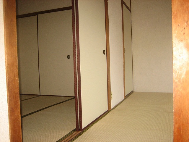 Living and room. Japanese-style room 6 tatami mat 4.5 Tsuzukiai