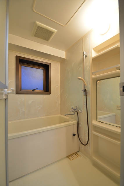 Bath. The window of the bathroom is convenient for lighting to ventilation!