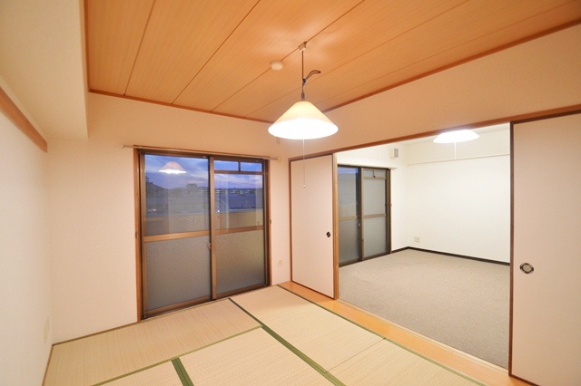 Other room space. Optimal of Japanese-style room in postprandial Gorone living next door ☆