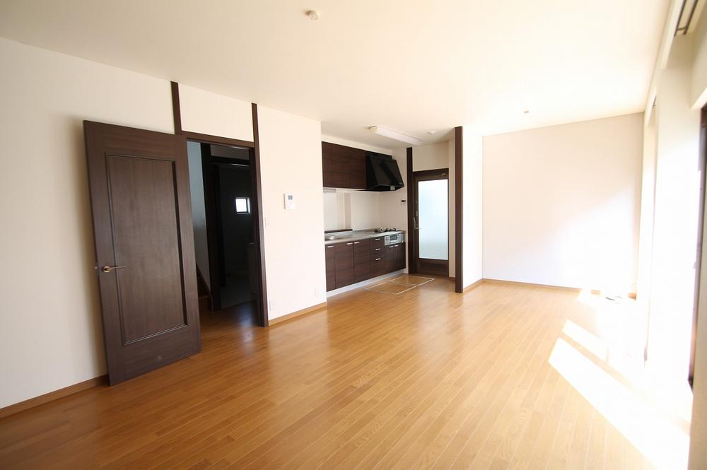 Living. South-facing LDK is very bright space.