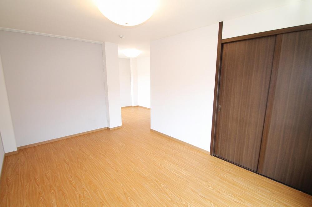 Non-living room. In the back is the main bedroom there is a study space.
