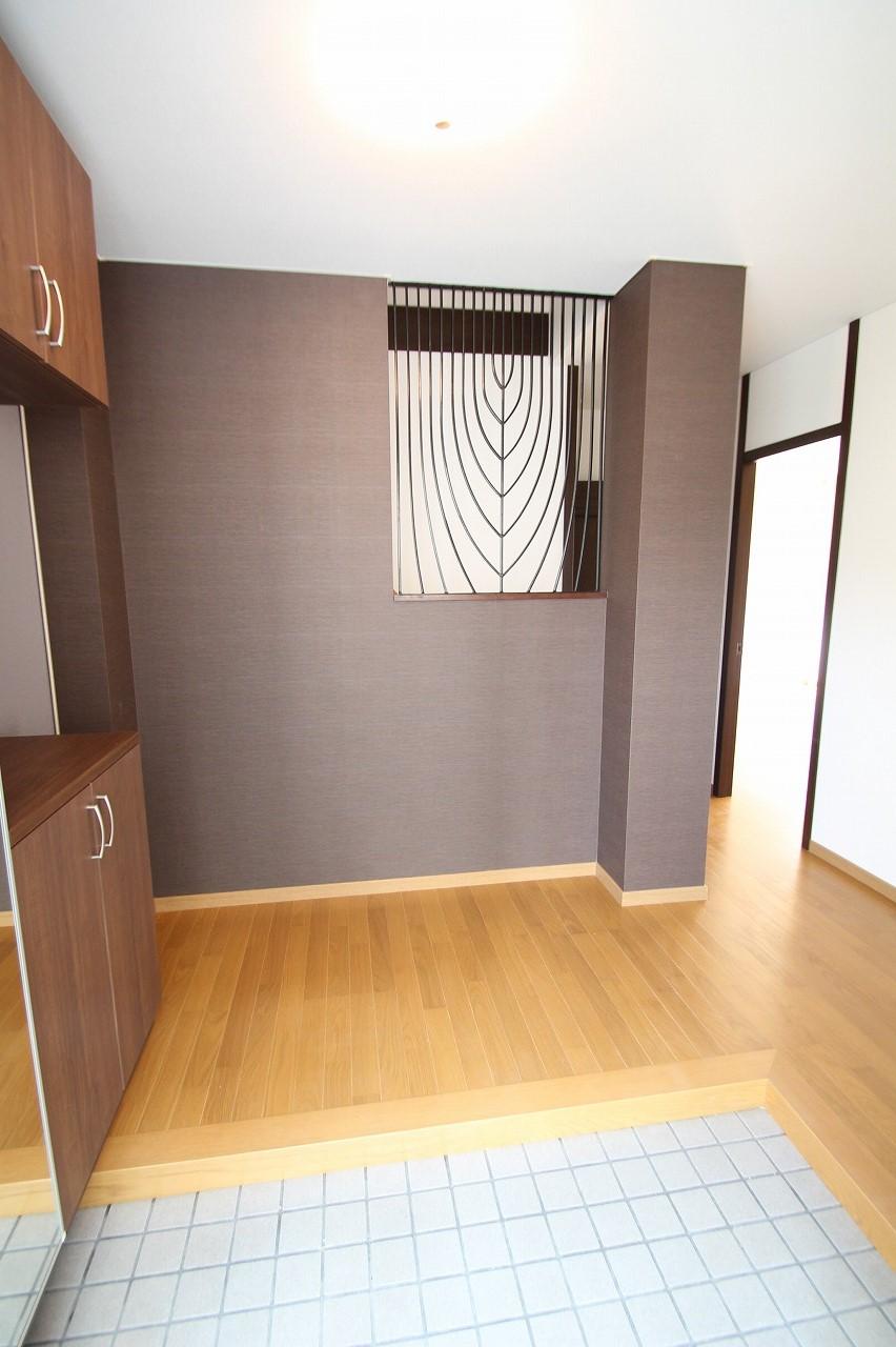 Entrance. Spacious entrance will welcome the family.
