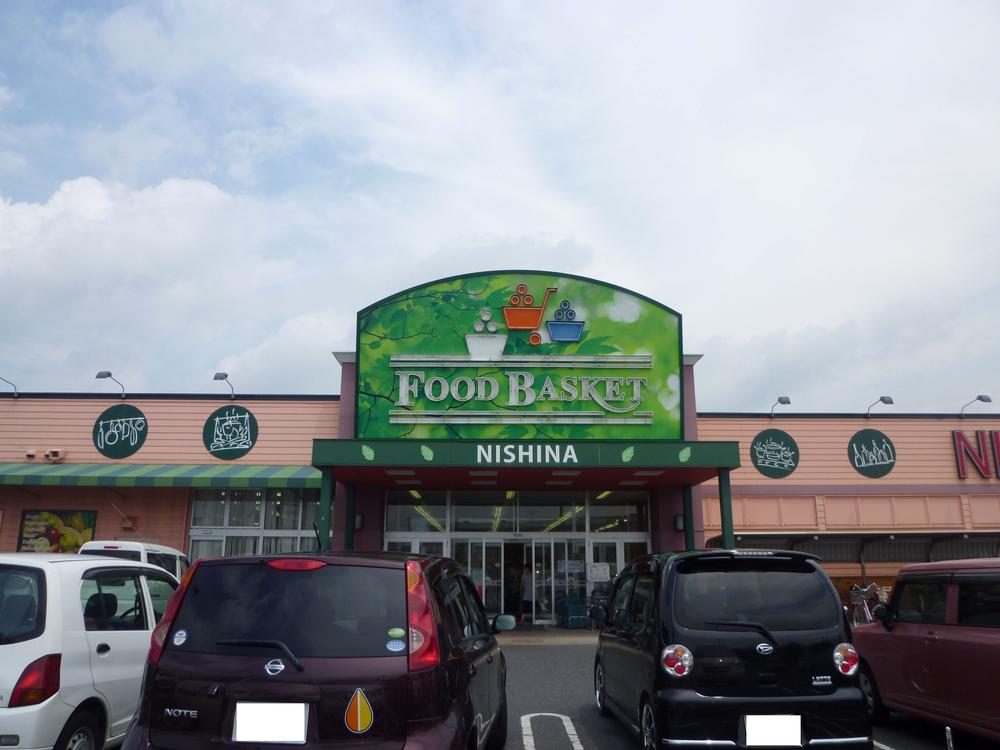 Supermarket. Nishina food basket 980m until Nakajima shop