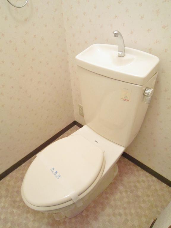 Toilet. (O⌒∇⌒o) (o⌒∇⌒o)