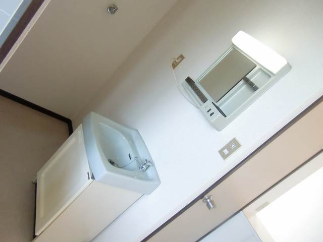 Washroom. With separate wash basin ☆