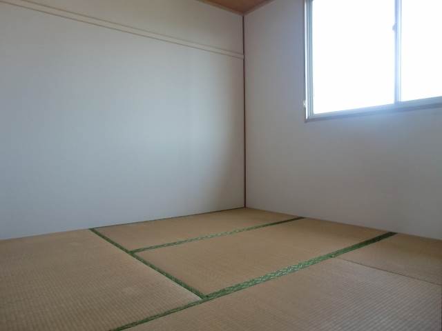 Living and room. Japanese-style room is also beautiful ☆