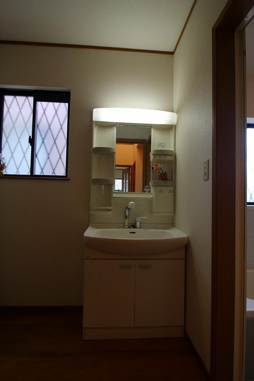 Wash basin, toilet. Indoor (11 May 2013) Shooting