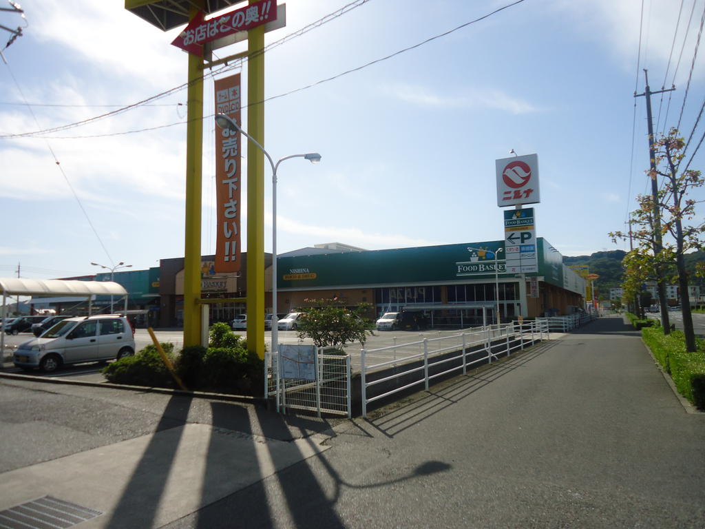 Supermarket. Nishina food basket Horinan store up to (super) 759m