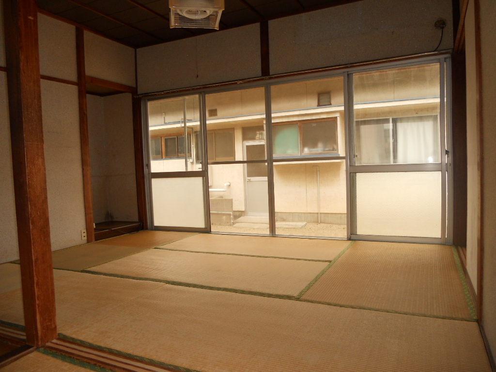 Living and room. South Japanese-style room 6 quires