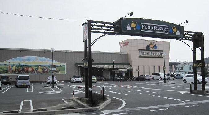 Supermarket. Nishina Hiroe to the store (supermarket) 592m