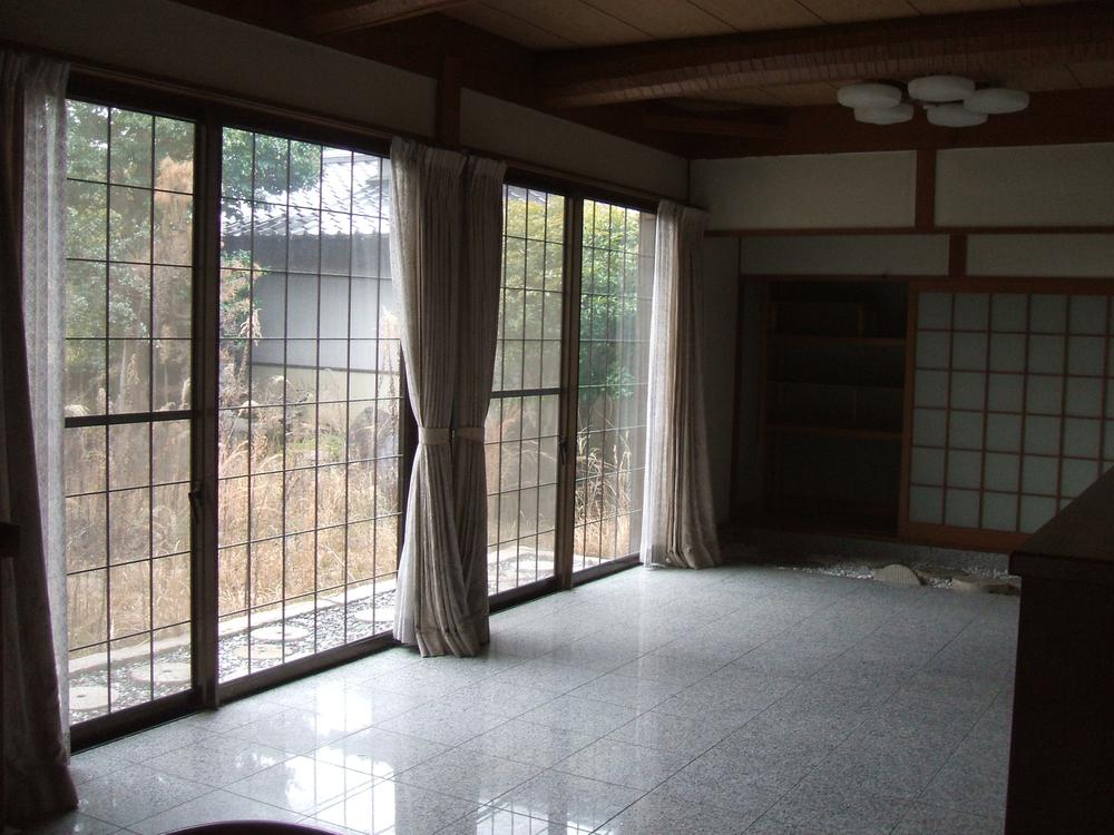 Living. Indoor (April 2013) Shooting Living room facing the garden.  floor ・ Ceiling is a specification Sumptuously. 