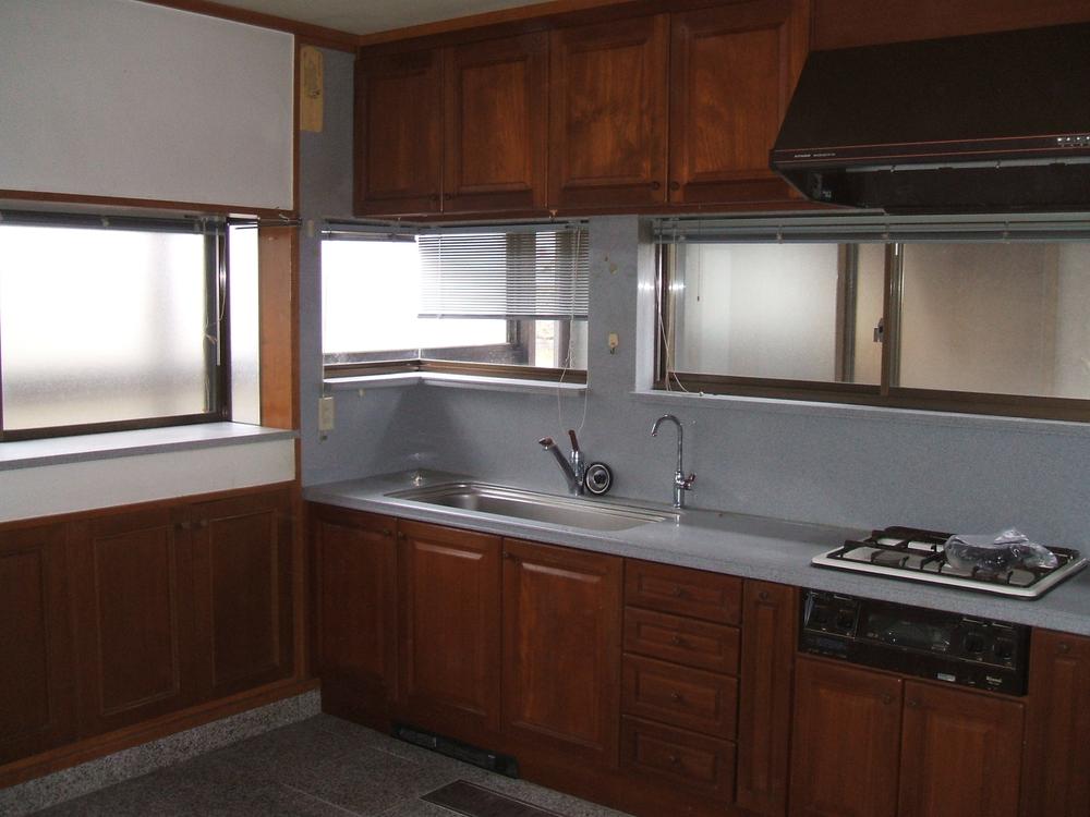 Kitchen. Indoor (March 2013) Shooting Bright kitchen with bay window.