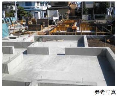 Construction ・ Construction method ・ specification. Standard adopted "rebar-filled concrete mat foundation" to the foundation. The base portion is Haisuji the 13mm rebar in a grid pattern in 200mm pitch, It made by pouring concrete. Because solid foundation to cover the basis of the whole ground, It can be transmitted to the ground by dispersing a load of the building, It is possible to improve the durability and earthquake resistance against differential settlement. or, Because under the floor over the entire surface is concrete will also be moisture-proof measures.