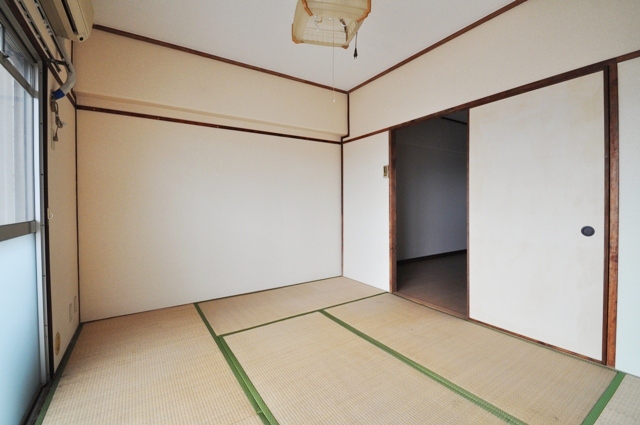 Living and room. That's Japanese-style room, You can Gorone without hesitation