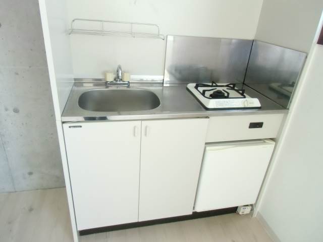 Kitchen. 1-neck with stove