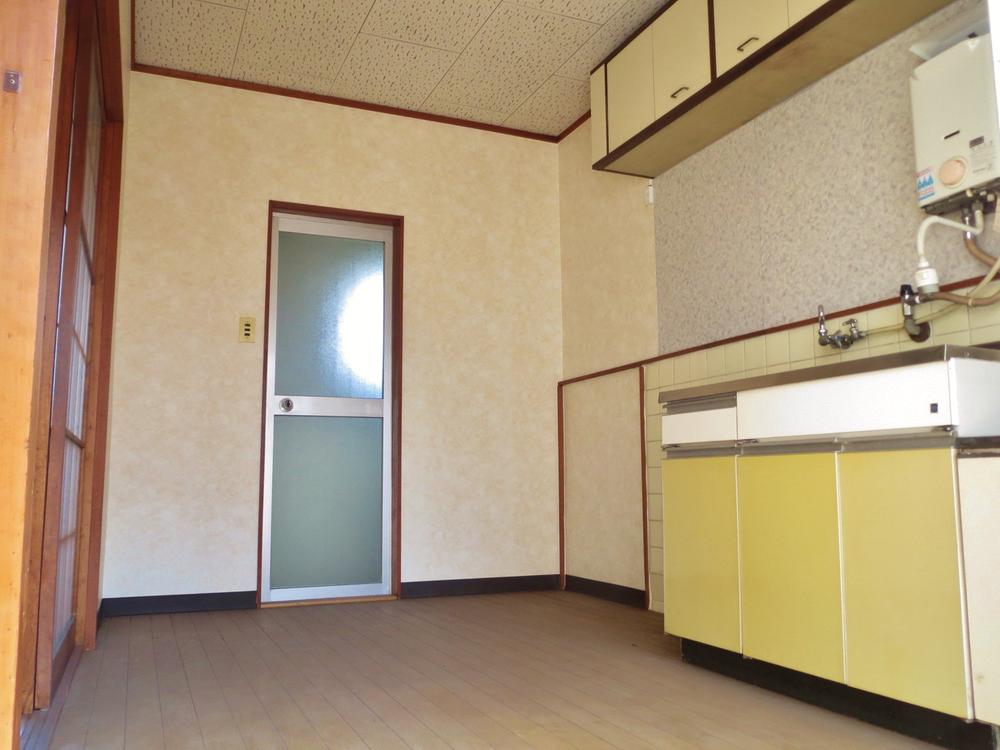 Kitchen. Photos back, It is a bathroom and lavatory.