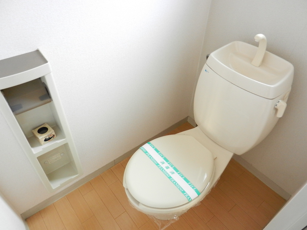 Toilet. Washlet (attaches to the post-move decision)