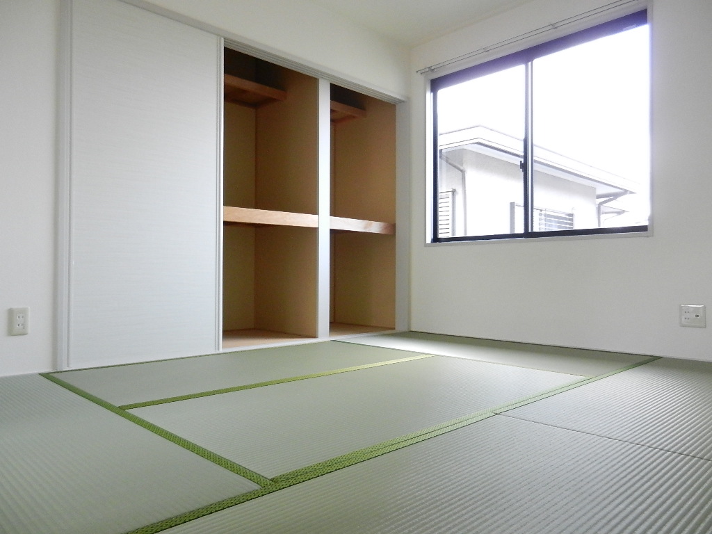 Other room space. Good Japanese-style day