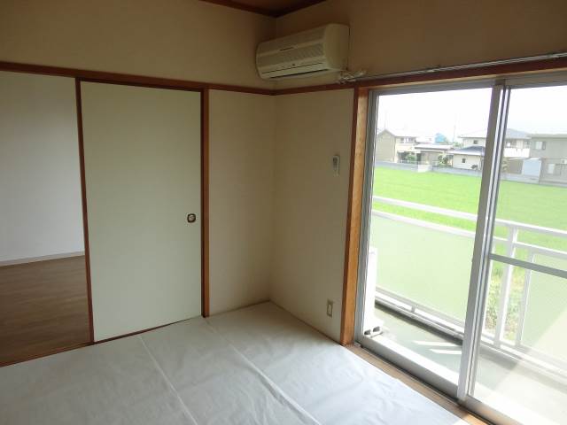 Living and room. It comes with air conditioning ☆