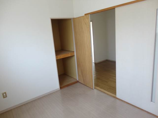 Living and room. There are storage ☆