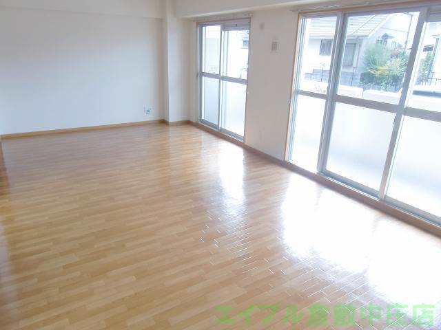 Living and room.  ☆ Very bright and spacious LDK