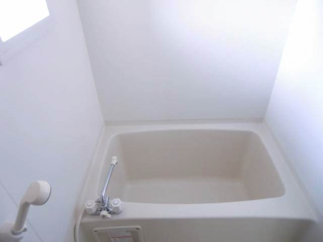 Bath.  ☆ Hot water with the bath there is a window