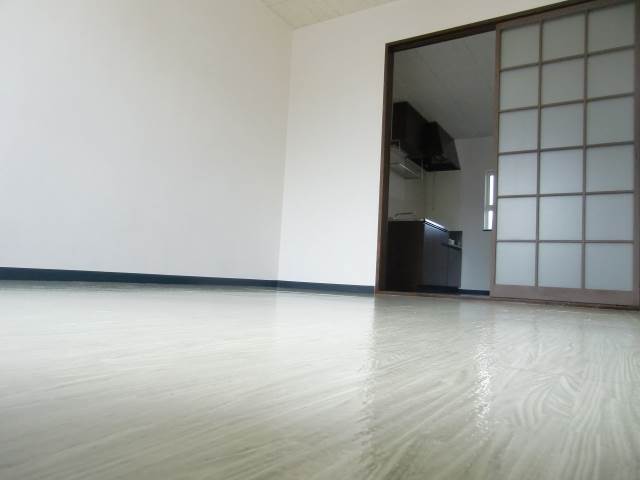 Other room space. Very beautiful in the white floor