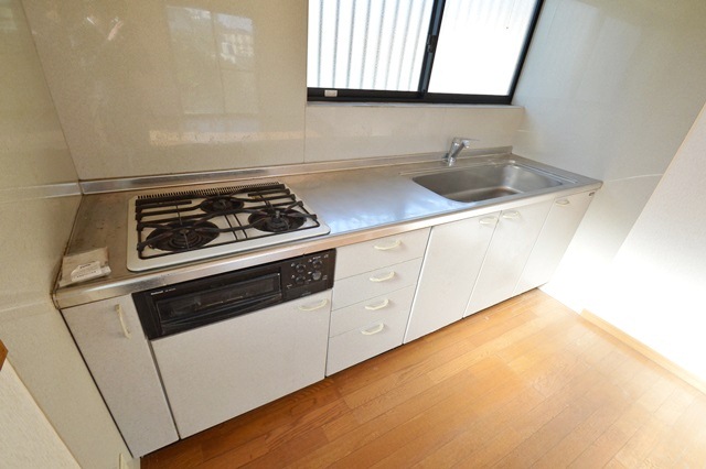 Kitchen. Hakadori also dishes with a 3-burner stove ☆ 