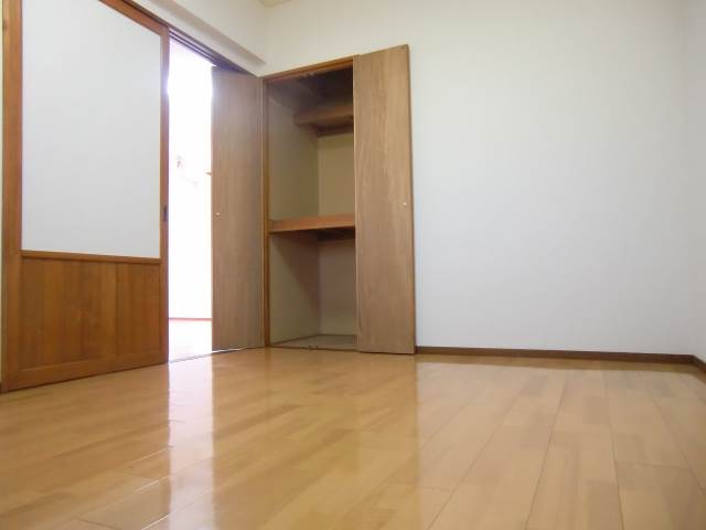 Other room space. Storage is also a 6 Pledge Western-style ☆