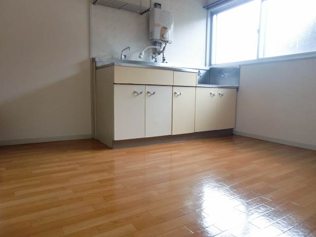 Living and room. Wide 4.5 Pledge kitchen ☆