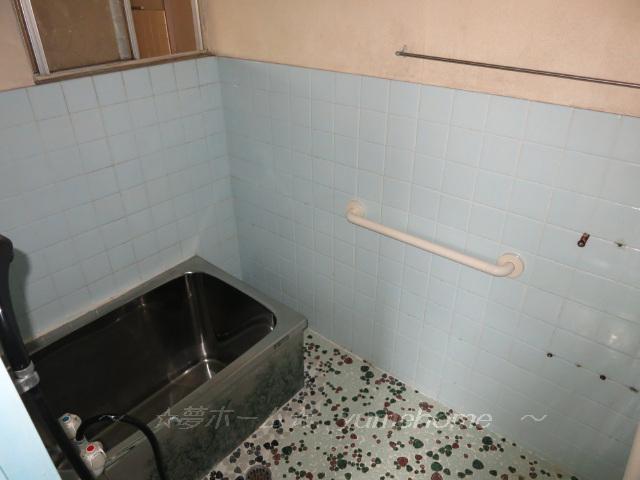 Bathroom. Water around the renovation also please consult. 