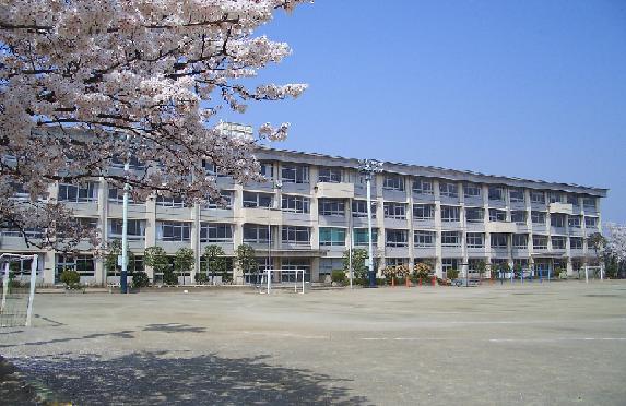 Primary school. 925m to Kurashiki Municipal Tsurajima Higashi elementary school (elementary school)