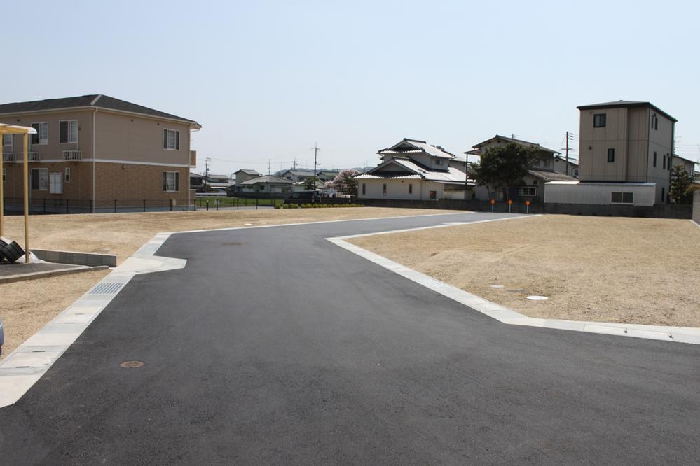 Local land photo. Local (April 2013) is shooting construction completion. Road width also has become a 6m with a space. 