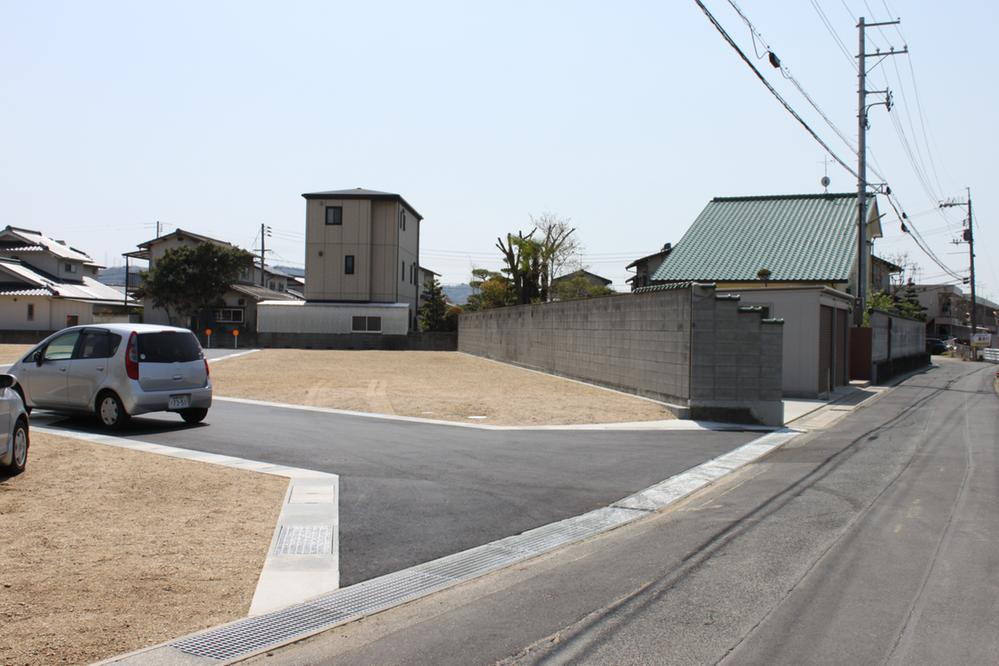 Local photos, including front road. The entire surface of the road