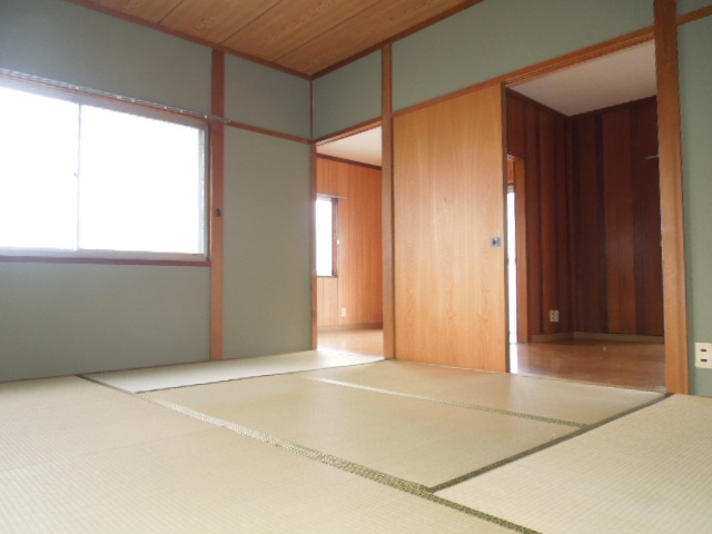 Living and room. Entrance is 6 Pledge left hand of the Japanese-style room contains!