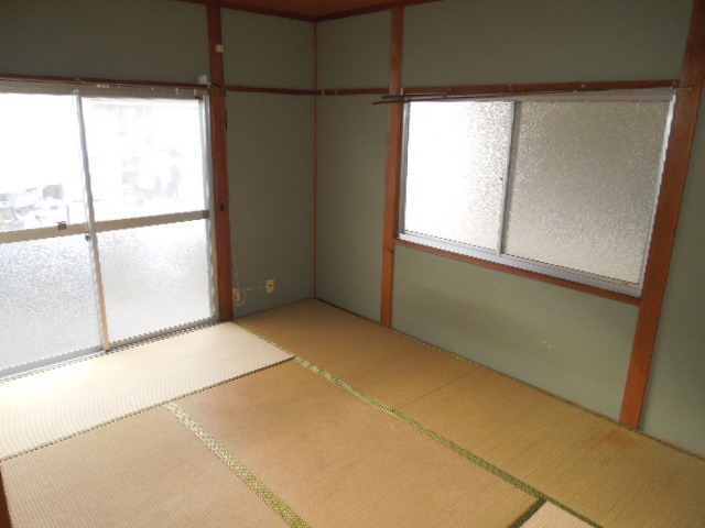 Living and room. The south side is a Japanese-style 6 quires!