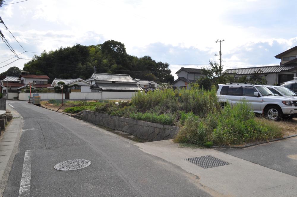 Local photos, including front road. Local (10 May 2011) Shooting